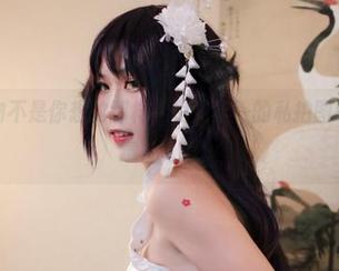 新年礼物不是你想的那样，里见年一的私拍图包带点“意外”哦。