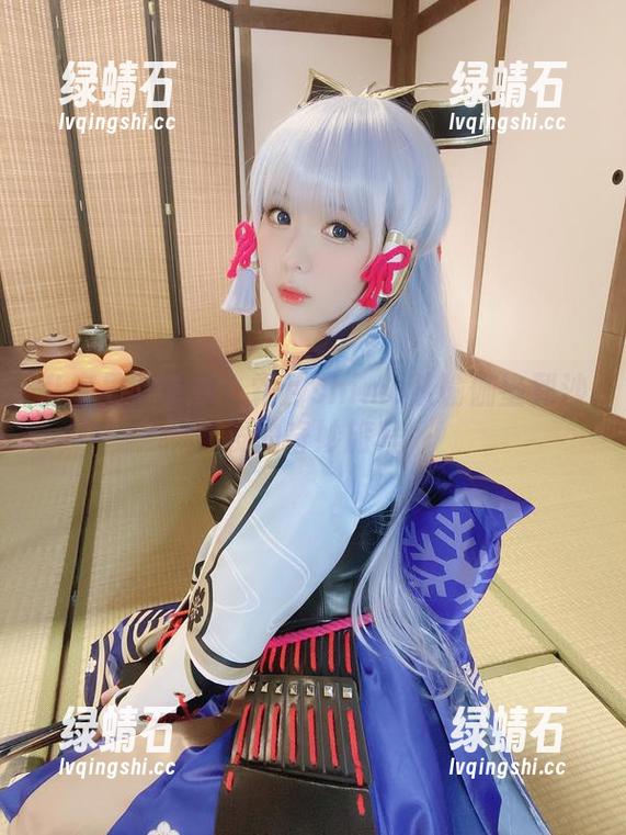私房里的运动：霜月shimo从瑜伽垫到沙发的奇妙旅程