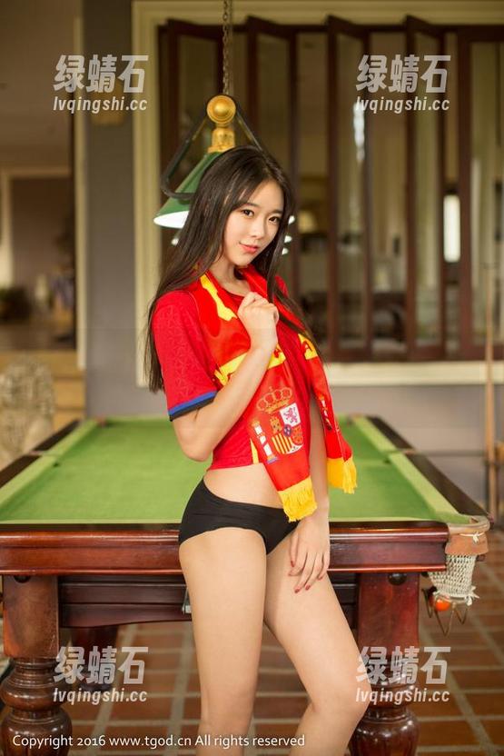 青豆客 - 我也想蹭一下施忆佳Kitty酱的办公室，不带原图上班太可惜！