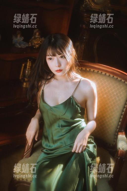 在原图中，香草喵露露借助粉白色室内之力，照片效果堪比玄学——太温柔太好玩！