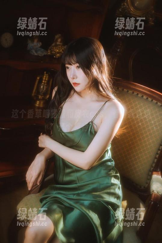 这个香草喵露露和皮衣cos，看得我直想开个模特班。