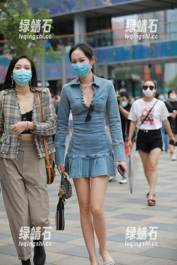 魔镜街拍 - 婷婷的图册更新：白色连衣裙+黑丝，足足绕脑一圈的组合。
