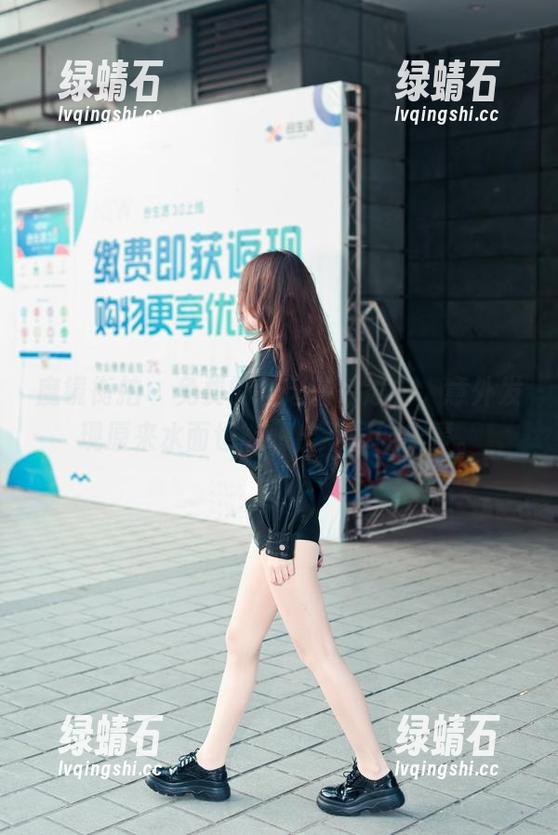魔镜街拍 - 免费的芝芝蓝色泳衣，意外发现原来水面也能映出不同的故事。