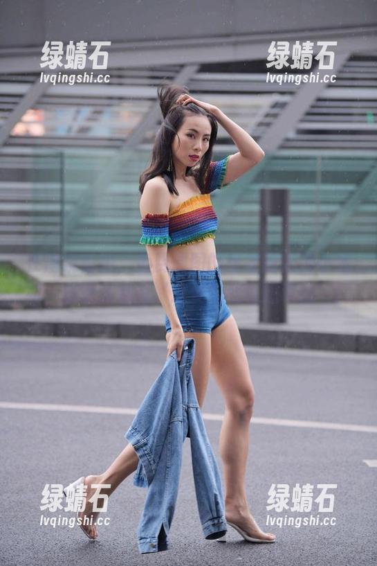 魔镜街拍 在魔镜街拍,免费原图的粉衣瑜伽裤小姐姐,连镜头都说‘这姿势我也想试试’!