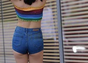 一起走进魔镜街拍，黑丝和格子的资源图片随便翻！