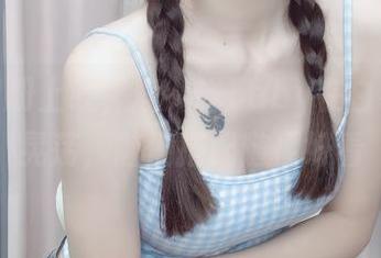 最新图册上线，鹿八岁baby在白衬衫里晃荡，随便搭配随便好看