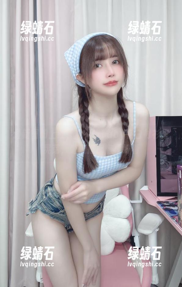 最新图册上线，鹿八岁baby在白衬衫里晃荡，随便搭配随便好看